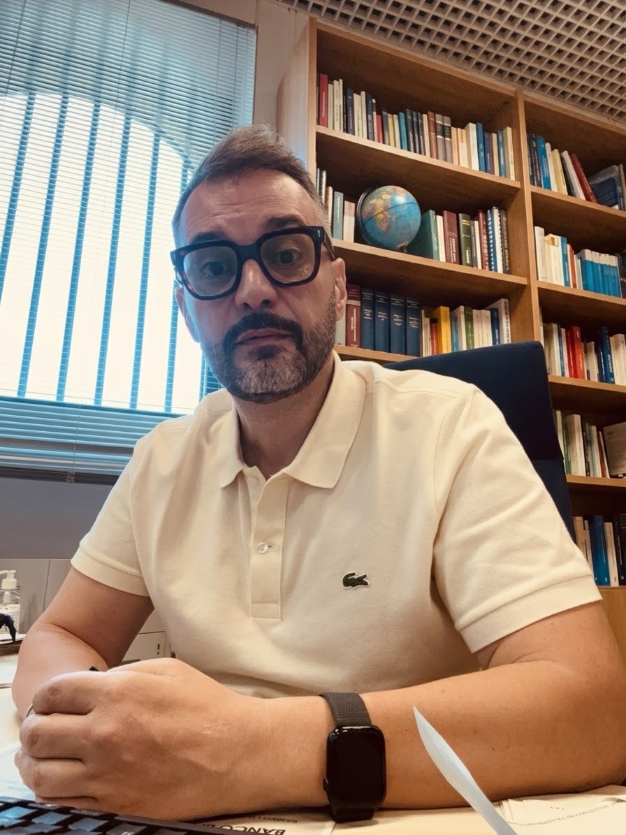 Ritratto di Aldo Feoli nel suo ufficio